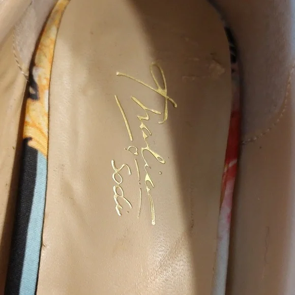 THALIA SODI ELINA PUMPS with COLORFUL FABRIC and 4" GOLD SPIKED HEEL. SZ 8.5 med - Picture 8 of 9